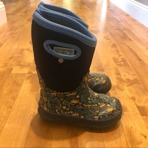 Boys’ BOGS Classic Waterproof boots Construction print